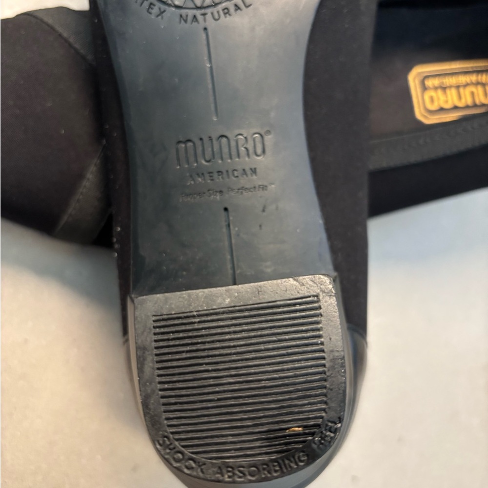 MUNRO American Low Heel Pumps in Black with Criss Cross Elastic Slip On Size 10 - Picture 7 of 14